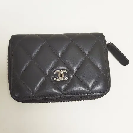 Plånbok, Chanel, O-Porte Monnaie, Zippé Classique, blankt lammskinn, beslag i vitmetall, mått 8 x 11 x 2,5cm, serienr: 20462243, bruksslitage, kvittokopia från Birger Jarlsgatan Stockholm 2016, dustbag. 