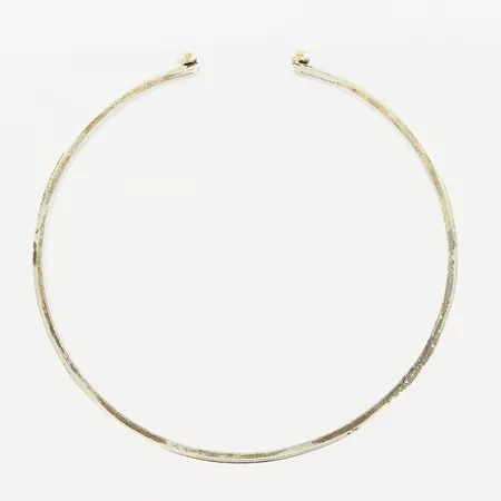 Armring Ebba Huberyc Simrishamn, Ø68mm, öppen modell, bredd 3mm, förgyllda kulor på ovansida, skevheter/tilltryckningar, silver 925/1000. Vikt: 14,1 g
