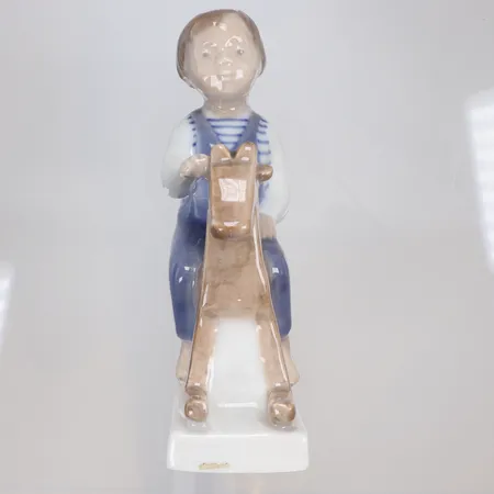 Figurin Royal Copenhagen modell 5196 pojke på gunghäst, höjd 12,5cm Hanne Varming, ovanlig modell, Danmark, 1970-tal