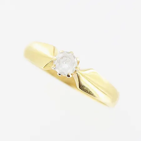 Ring, vit sten, stl 18½, slitage på sten, gravyr, 18K Vikt: 3,6 g