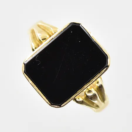 Klackring med svart sten, stl 18, bredd 3-13 mm, 18K. Vikt: 4,4 g