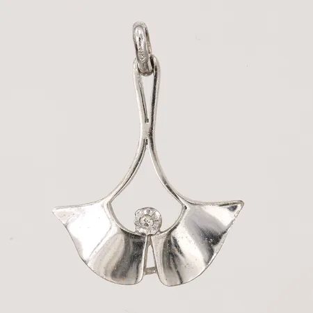 Hänge med diamant 1 x ca 0,01ct, höjd inkl ögla: 25 mm, bredd: 19 mm, 18K vitguld. Vikt: 2 g