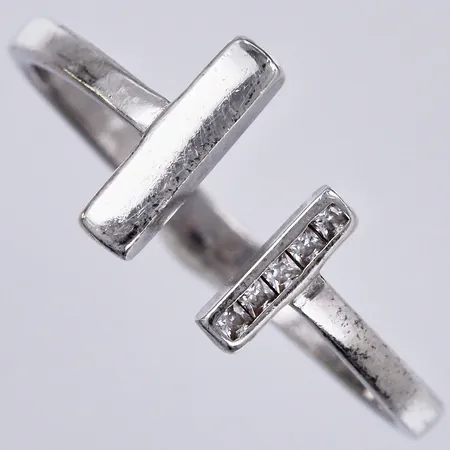 Ring med vita stenar, stl: 19, bredd: ca 2mm, silver 925/1000 Vikt: 2 g
