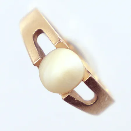 Ring, Ø17, skadad pärla Ø6,5mm, skev i skenan, 18K Vikt: 3 g