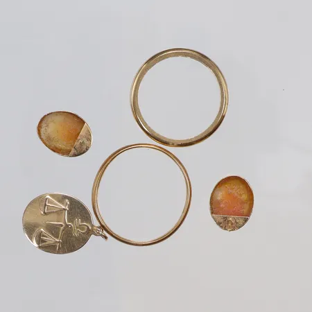 Diverse guld, gravyr, med caméer 18K Vikt: 11,1 g