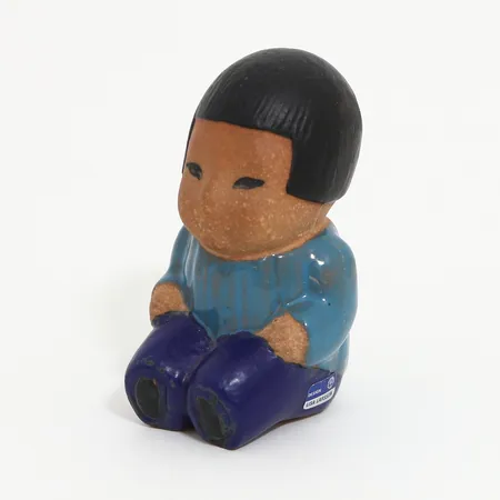 Figurin, Lisa Larson, Gustavsberg,  Mei ur serien All världens barn, höjd: 10,5cm, etikettmärkt, stämpelmärkt