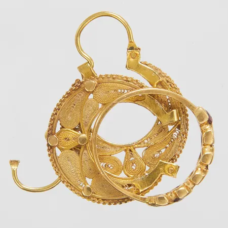 Diverse guld, trasigt, saknar stenar, 18K Vikt: 5,7 g