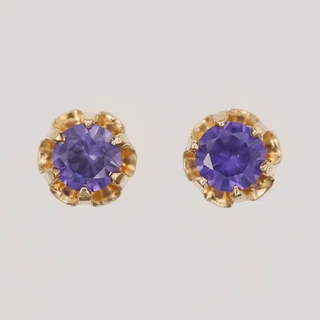 Ett par örhängen med ametister, Ø 5 mm, saknar snurrebussar, 18K guld. Vikt: 0,7 g