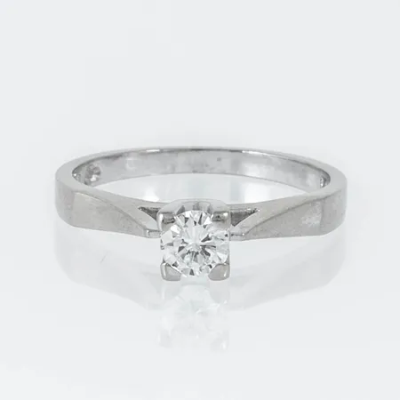 Ring "Spectra" i 18K vitguld med 1 x 0,26ct briljantslipad diamant. Den är i storlek 16½, är 1,7 - 4,5 mm bred och väger 3,1g. Stenstorlek 0,26ct ingraverad. Stämplad SPECTRA, GD&Co (Guldvaruaktiebolaget G. Dahlgren & Co AB, Malmö), 18K & kattfot.