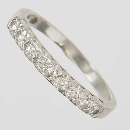 Alliansring, stl: 18½, diamanter 9 x ca 0,04ct, 0,39ctv enligt gravyr, vitguld, 1976, svenska stämplar, 18K Vikt: 3,3 g
