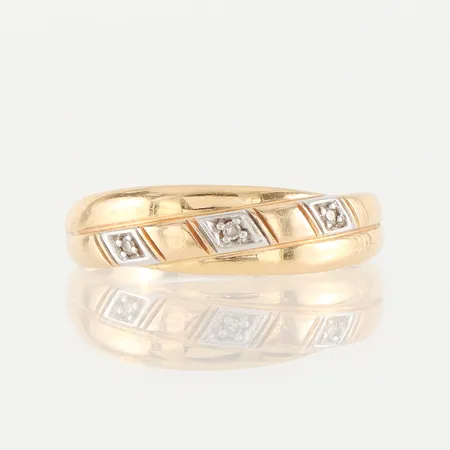 Ring med 3 st diamanter, Guldfynd AB, storlek 16 mm, bredd 1.9-4.9 mm, 18k. Vikt: 2,1 g