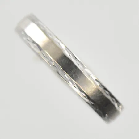 Ring, stl 15¼, bredd 3 mm, gravyr, vitguld, 18K. Vikt: 1,5 g