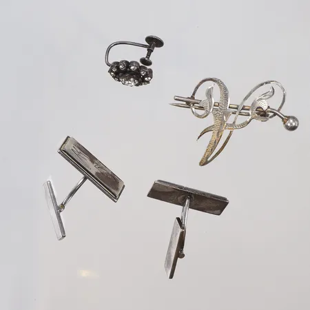 Diverse silver, delvis defekt, manschettknappar Stigbert, gravyr, med stenar silver 830/1000 Vikt: 21,6 g