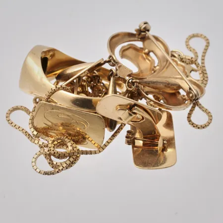 Diverse defekt guld, 18K, bruttovikt 30,68g, ca nettovikt 30g.