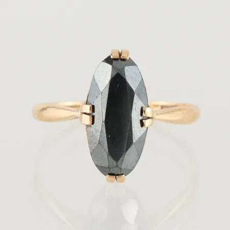 Ring med sten, storlek 17 ½ mm, bredd 1.5-14.7 mm, 18k. Vikt: 2,4 g