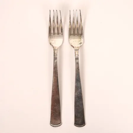 Två bordsgafflar, modell Rosenholm, GAB, år 1956 och 1973, längd: 177 mm, silver. Vikt: 76,7 g