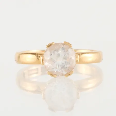 Ring med sten, omarbetad vigselring, storlek 18 ½ mm, bredd 2.9-8.6 mm, 20k i skenan, 18k i infattningen. Vikt: 5,5 g
