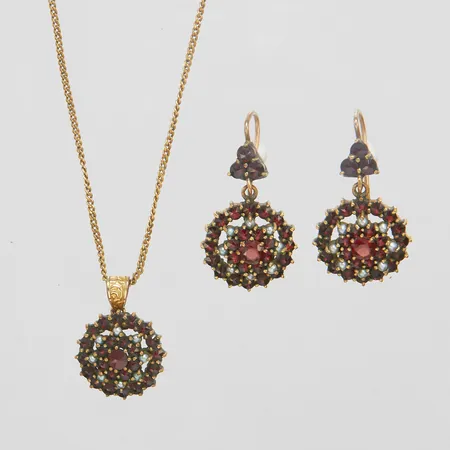 Collier med granater samt odlade halvpärlor, örhängen med granater samt odlade halvpärlor, metall.
