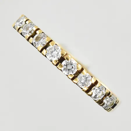 Ring med diamanter 8x0,04ct, stl 19½, bredd 3 mm, 18K. Vikt: 2,4 g