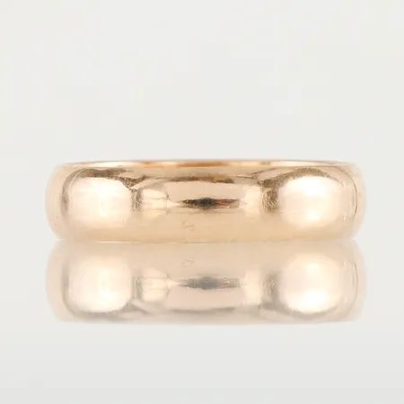 Ring med gravyr, storlek 18 mm, bredd 4.8 mm, 18k. Vikt: 3,5 g