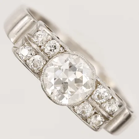 Ring med gammalslipade diamanter, 1 x ca 1,50ct, 8 x ca 0,05ct, stl 21¼, bredd 2-8mm, originalask, tillverkad av Hugo Strömdahl, något repig skena med spår av lagning/storleksändring, Platina Vikt: 0 g