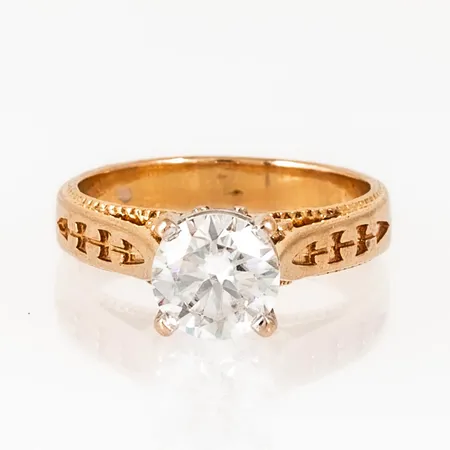 Ring i 17K guld med tre vita stenar: 1 x Ø 7 mm, 2 x Ø 2,8 mm. Den är i storlek 16½, är 3,3 - 7 mm bred och väger 4,7g. Stämplad 70%.