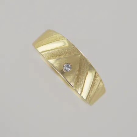 Ring med diamant 0,02ct, Ø 20 mm, bredd 4,53-7,83 mm,18k Vikt: 8,1 g
