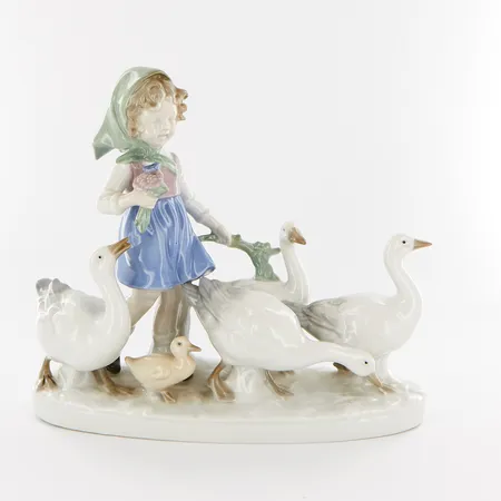 Figurin, Flicka med Gäss, Gräfenthal, Tyskland, Höjd: 19cm, längd: 21,5cm,  Skickas med paket.