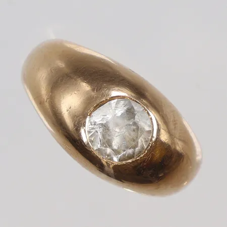 Ring med vit sten, stl ca 18, bredd 3-10mm, 18K Vikt: 12,1 g