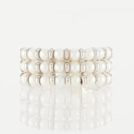 Ring vitguld med 24 st pärlor, storlek 18 ¾ mm, bredd 7.6-9.9 mm, 18k. Vikt: 10,4 g