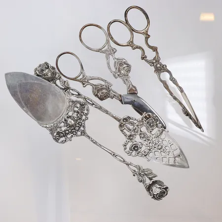 3st Kak/Tårtillbehör och Druvsax (blad i rostfritt), längd 12-16,5cm, modell Rosen, silver 830/1000 Vikt: 111 g Skickas med postpaket.