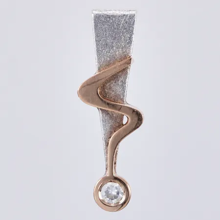 Hänge med vit sten, Alton Pernilla Wiberg, längd ca 26mm, bredd ca 2-6mm, 18K samt silver Vikt: 2,8 g