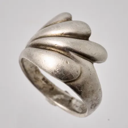 Ring i silver, stl16, bredd 3,7-14,7mm, 925/1000, oval i skenan, vikt 4,37g.