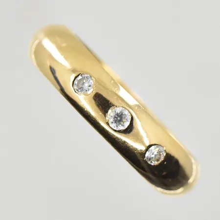 Ring med vita stenar, stl 20½, bredd 5 mm, gravyr, 18K. Vikt: 5,6 g