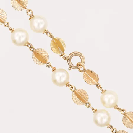 Collier med odlade pärlor ca Ø6mm, längd 51,5cm, bredd 5mm, skadat lås, 18K  Vikt: 20,7 g