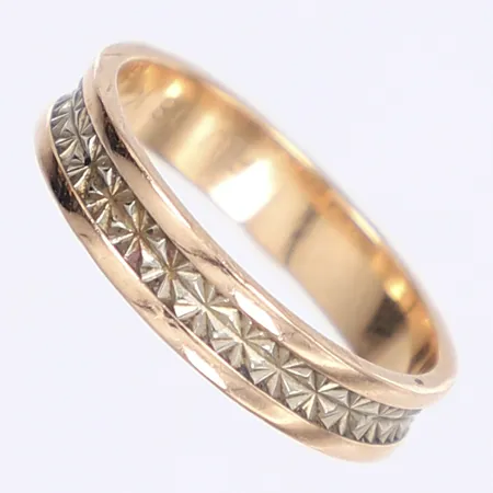 Ring, mönstrad dekor, stl 17¾, bredd 4mm, gravyr, 18K Vikt: 3,8 g