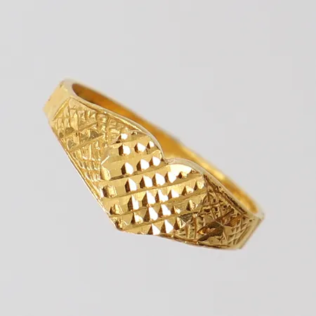 Ring med dekor, stl: 13¾, bredd 2-6mm, 22K.  Vikt: 1,4 g
