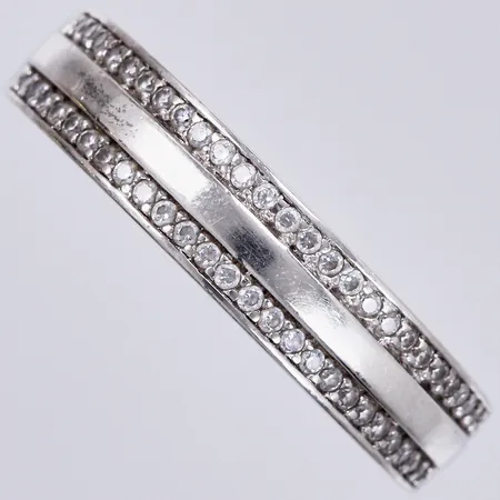 Ring med vita stenar, stl: 18½, bredd ca 2-5mm, 925/1000 silver Vikt: 3,1 g