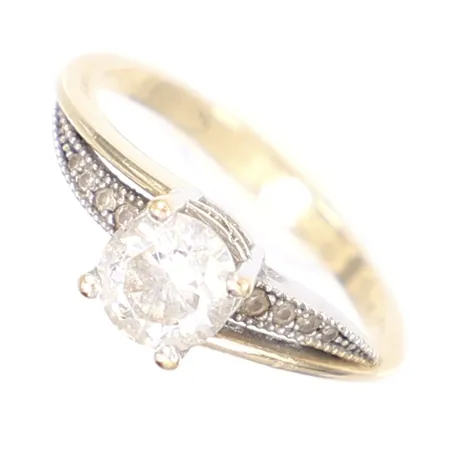 Ring med vita stenar, stl 16¾, bredd 1-5mm, 14K Vikt: 2,8 g