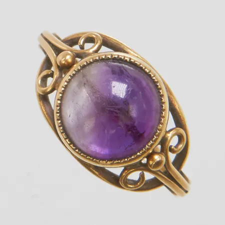 Ring, cabochonslipad ametist, stl 18, bredd 2-11mm, Malmqvist H, år 1953, repig sten, bruksslitage, 18K, bruttovikt: 3,6g Vikt: 3,6 g