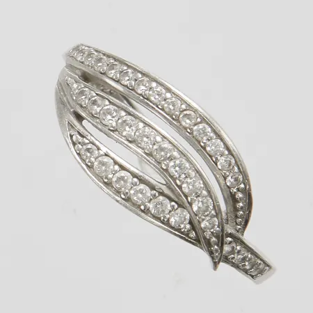 Ring, vita stenar, stl 19¼, bredd 2-9mm, GHA, 925/1000 silver Vikt: 3,4 g
