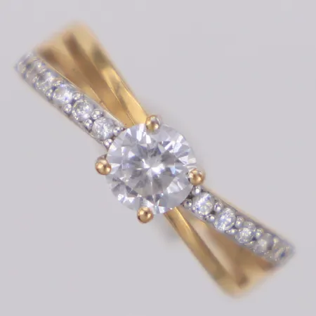 Ring med vita stenar, stl 16½, bredd 4,6mm, 18K Vikt: 1,9 g