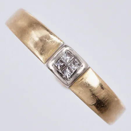 Ring med diamanter ca 4x0,02ct, stl: 17, bredd: ca 2-4mm, GHA, 18K Vikt: 3,6 g