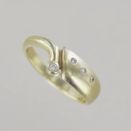 Ring med 3 + 1 briljanter, Ø 17,75 mm B 3-6mm, 14k Vikt: 4,5 g