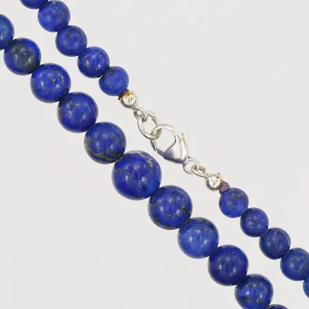  Collier med kulor av färgad Lapis Lazuli, doserad, lås av silver, längd 42cm, bredd 6-10mm, Vikt: 0 g