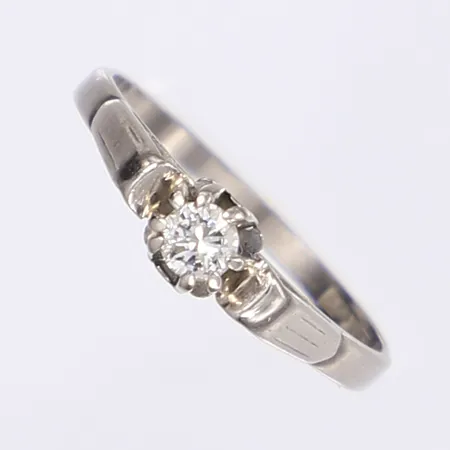Ring med diamant 1x0,17ct enl. gravyr, stl 17½, bredd 2-5mm, vitguld 18K Vikt: 1,9 g
