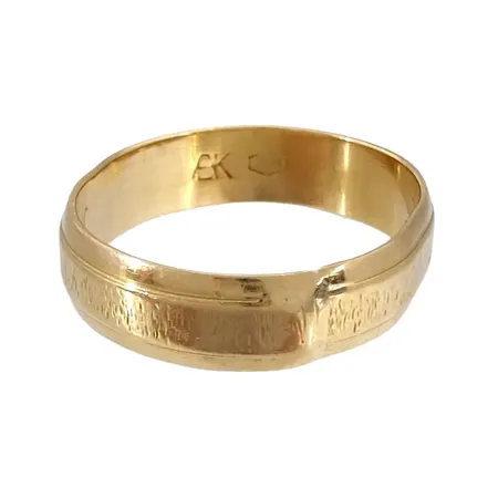 Ring, 18K guld, defekt, gravyr Vikt: 3,5 g