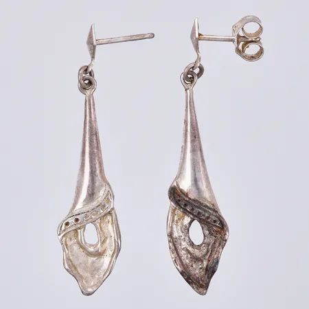 Ett par örhängen, längd: ca 3,5cm, bredd: ca 3-9mm, saknar en stoppers, 925/1000 silver Vikt: 2,7 g
