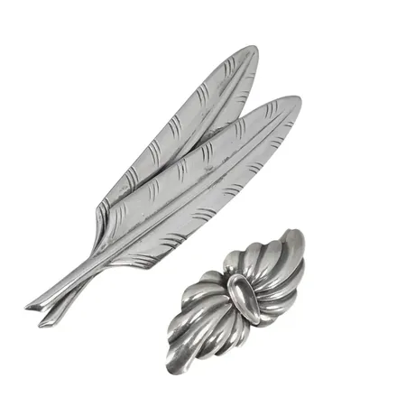 Vintage Broscher - Danmark, silver 925/1000, 2 stycken, bl.a. NIELS ERIK FROM, den största oidentifierad tillverkare, längd 70 mm och mindre Vikt: 12,7 g