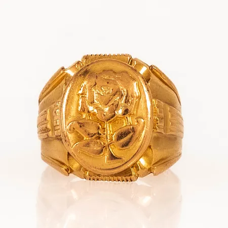Klackring i 22K guld med rosmotiv. Den är i storlek 19¼, är 4 - 19 mm bred och väger 10,6g. Ojämn form och yta på ringskena.